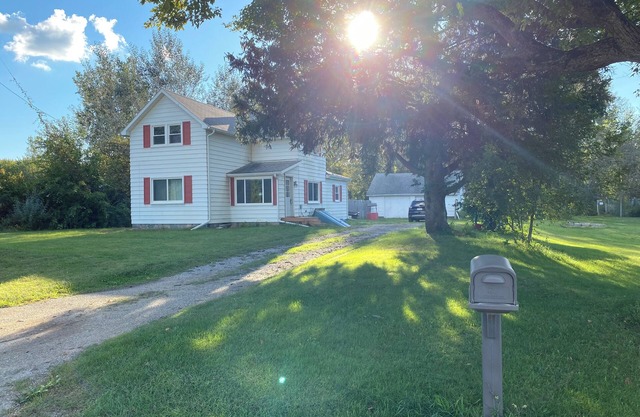 Private Farmhouse with Large Yard in Birch Run - 3 bedrooms
