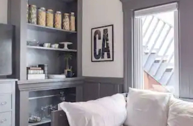 Private Flat, Sleeps 6, SOMA location with Private Entry, Kitchen, Bath, Living