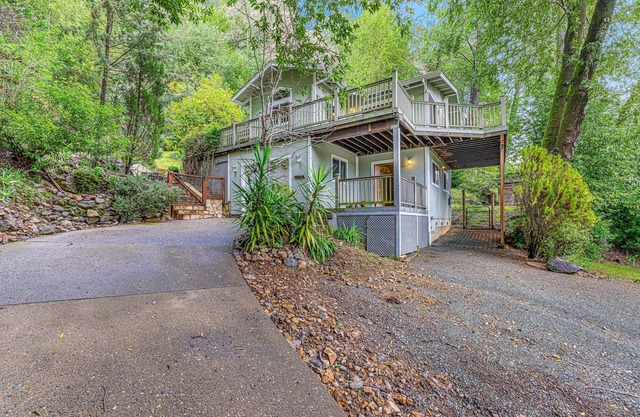 Private forest retreat across the road from Russian River, close to wineries