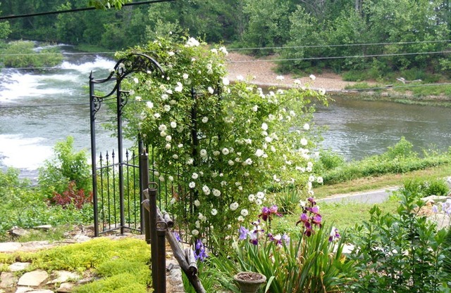 Privates französisches Herrenhaus mit Blick auf den Spring River