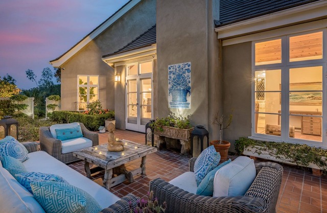 Private French Cottage RSF close to walking trails, golf and 15 min to Beaches
