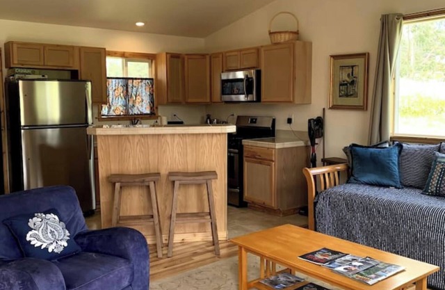 Private Garden Home near beach&downtown Ft.Bragg-quiet & nice! Pets stay free!