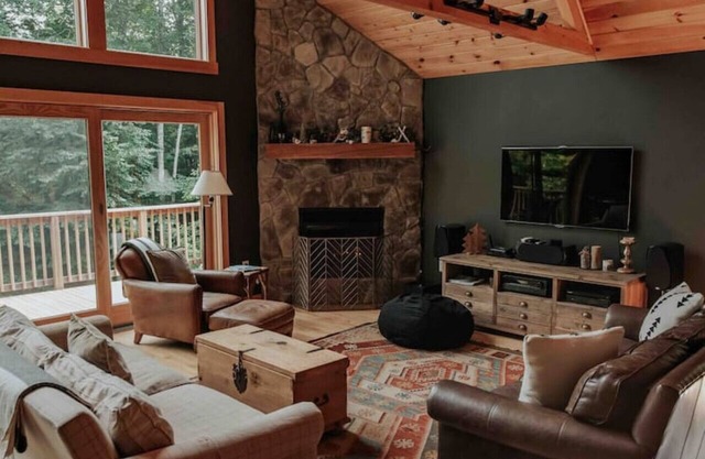Private Getaway by Sunday River with hot tub