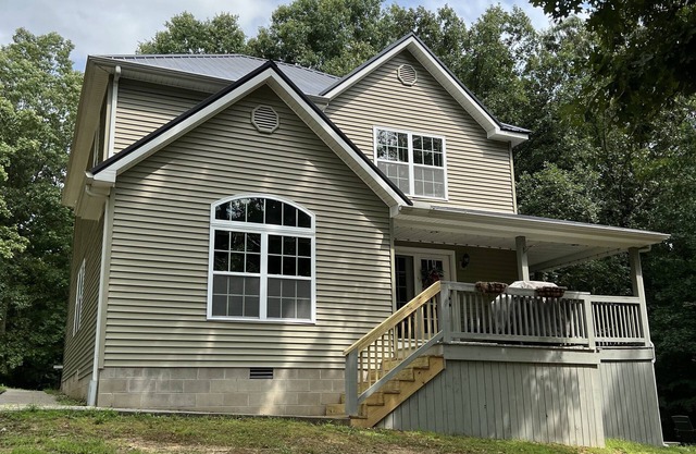 Private Getaway! Great for families and friends! Hot tub and Fire pit!