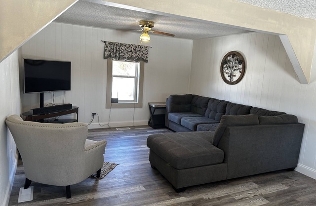 Private getaway on 4 acres-Close to lots of outdoor activities!