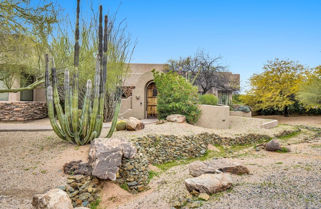 Private getaway,sleeps 21,pool, 2 jacuzzis, Teppanyaki grill,BBQ,covered patio+