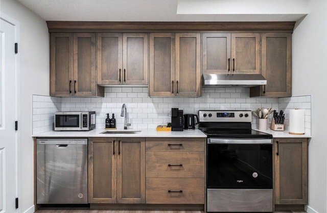 Private Getaway » Sleep 4 » Full Kitchen » Parking
