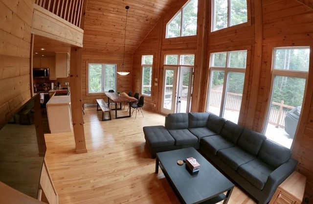 ★Private Getaway★ Spac w/ Outdoor Spa | St-Côme