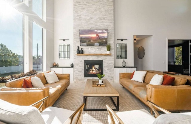 Private Getaway with Theater Room, Hot Tub, Dry Sauna, 7 bedrms, 4 bathrms