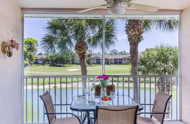 2/2 Gated Condo mit Golf, Tennis, Pools, Clubhaus mit Aktivitäten und Restaurant.