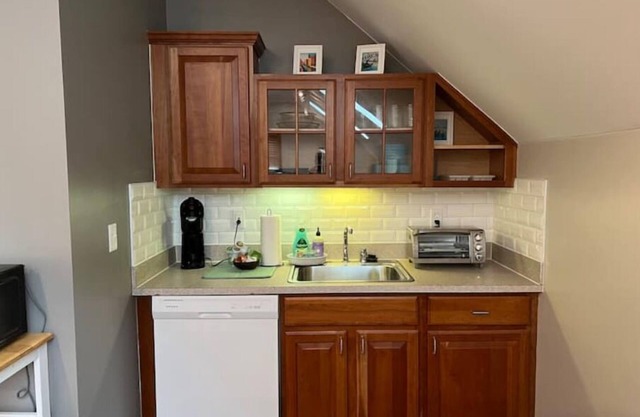 Private, great loc - ideal for long / short stay!