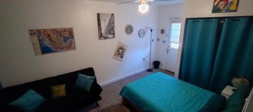 Private Guest Cozy Room w/Full Bathroom