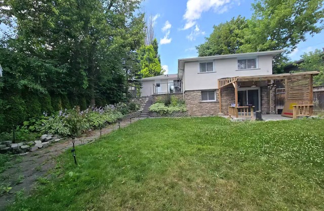 Private Guest House- A Beautiful Walkout Basement