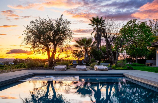 On 40 acres with private guest house, pool and spa - sleeps 12