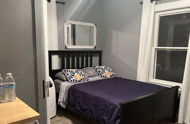 Private guest room in Historic Tres Pinos - 20 Min. to Pinnacles National Park..
