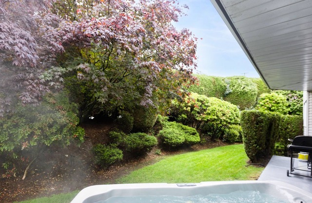 Private guest room with hot tub and full gym in Abbotsford