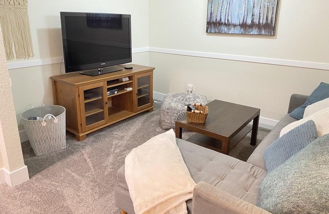 Private guest suite in lovely, private neighbourhood