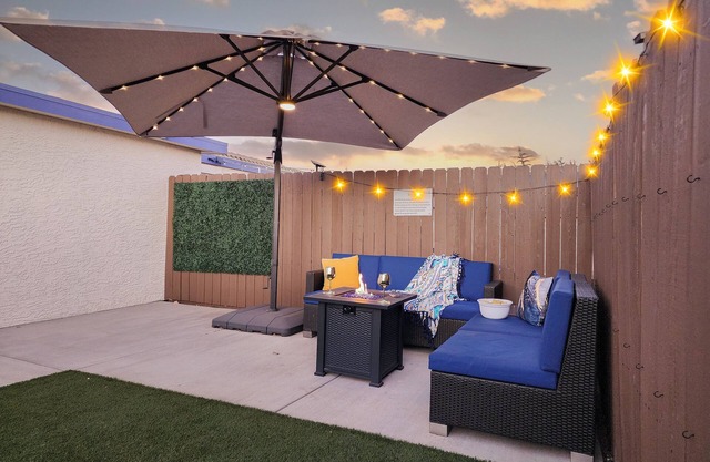 Private Guesthouse/Sleeps 4/King bed/2 TVs/Fully fenced backyard/Dogs welcome
