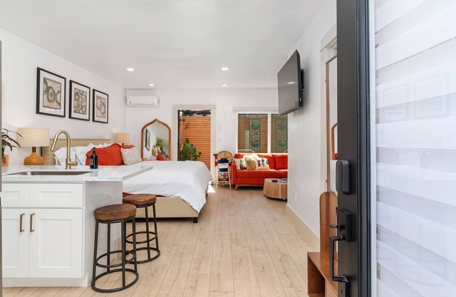 Private guesthouse studio with KING bed