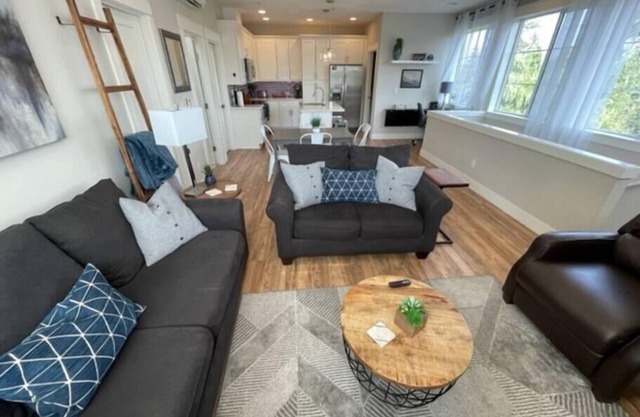 Private guesthouse with Mt Rainier & Valley Views