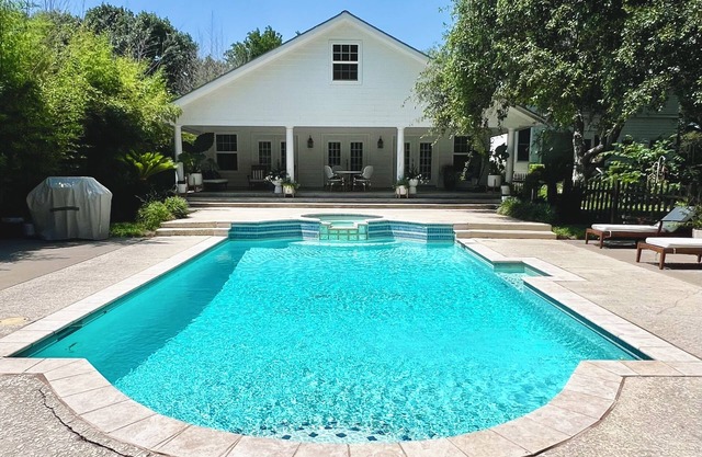Private guesthouse with private swimming pool, spa and custom pool