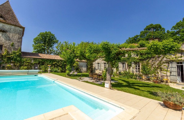 Piscina privada climatizada, cerca de pueblos, tiendas, cata de vinos.