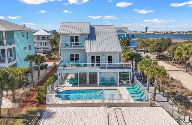 PRIVATE HEATED POOL, PRIVATE BEACH ACCESS, BOAT & BAY ACCESS, VOLLEY/PICKLEBALL!
