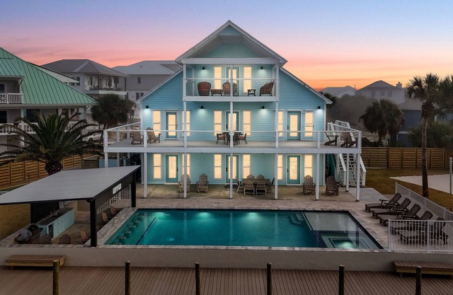 PRIVATE HEATED POOL, PRIVATE BOAT DOCK, PRIVATE BEACH, PICKLEBALL, & HOT TUB!