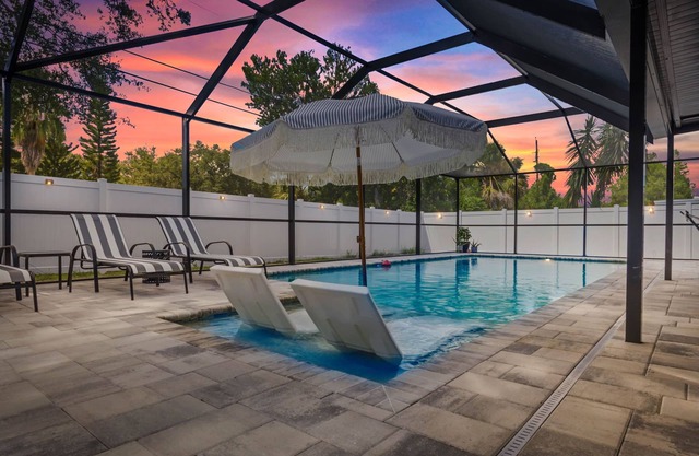 Private heated saltwater pool 10 minutes to Clearwater Beach