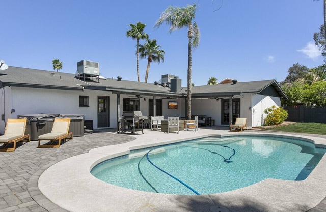 *Private Heated Pool & Hot Tub* Minutes to Kierland & Scottsdale Quarter