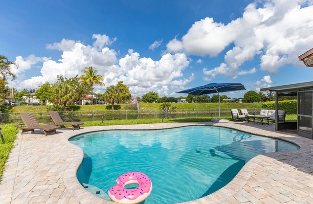 Private Heated Pool Oasis Near Sawgrass Mall
