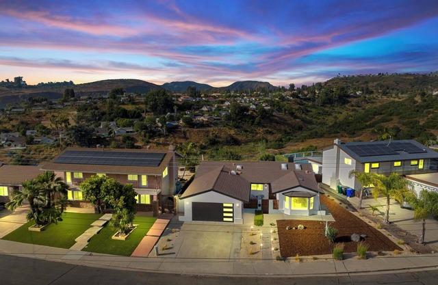 Stylish Canyon View Retreat: Remodeled, Stargazing & Prime Location