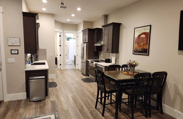 Private Home-2 Bed/2 Bath -HOT TUB / Near Zion NP