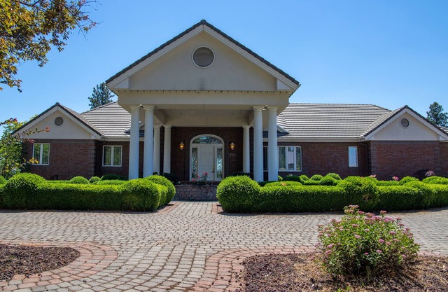Private home getaway with jacuzzi and heated pool