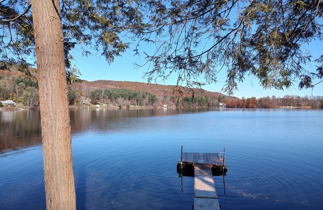 Private home on a Beautiful lake. Large deck for entertaining