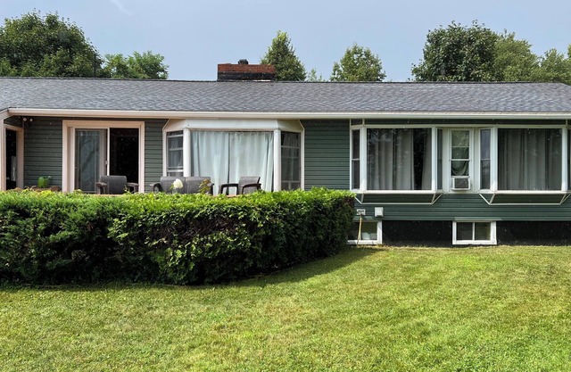 Private home on the lake with gorgeous views, modern amenities, & sleeps 10