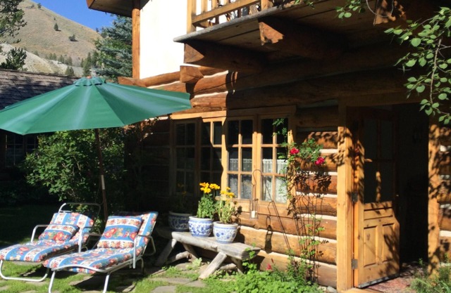 Haus im europäischen Stil am Fluss mit natürlichen heißen Quellen