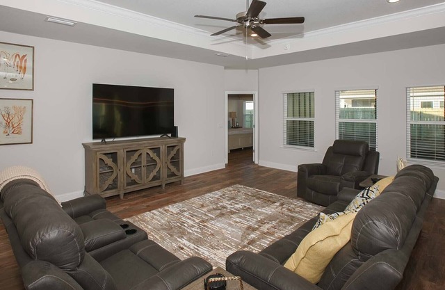 Private Home, Quiet Neighborhood, Ten minutes to Beach