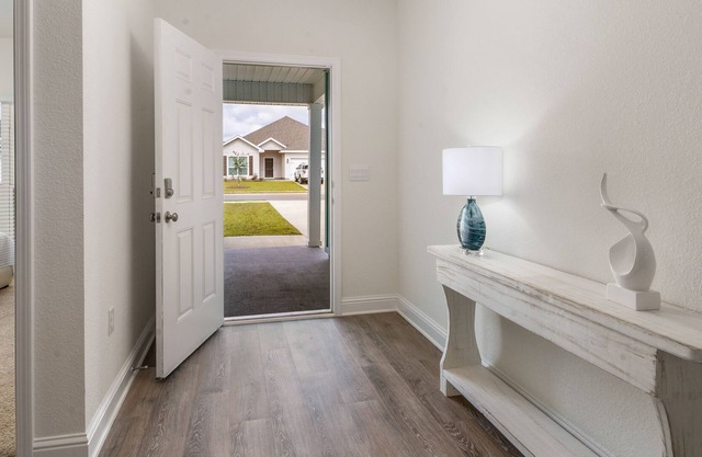 Private Home, Quiet Neighborhood, Pet Friendly, Ten minutes to Beach