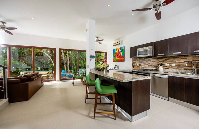 Private Home, Steps to Beach Club, Walk to Town/Restaurants ,Snorkeling