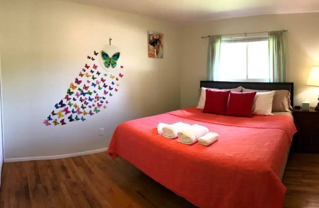 Private home with fenced yard, confortable with a deck in backyard