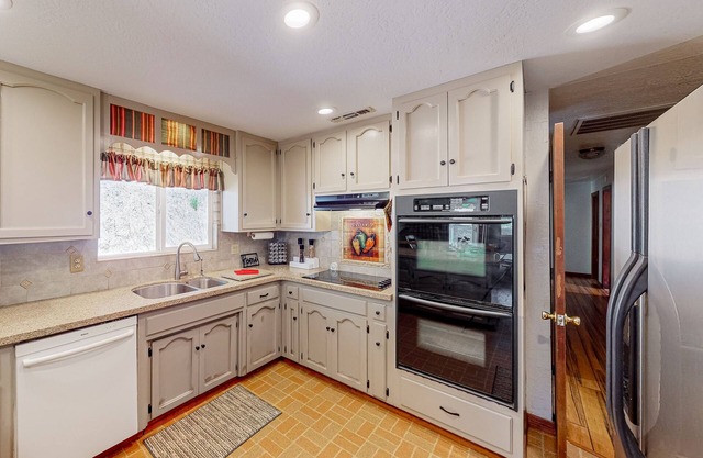 Private home with peek-a-boo Yosemite views - near outdoor recreation
