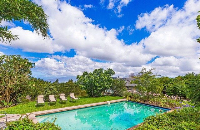 Private Home with Pool & Fruit Trees, on the Way to Haleakala National Park!