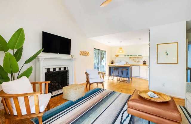 Private home with fairway views, WiFi, AC, screened deck, & washer/dryer