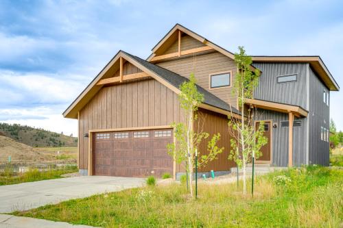 Private Hot Tub and Patio Granby Mtn Retreat!