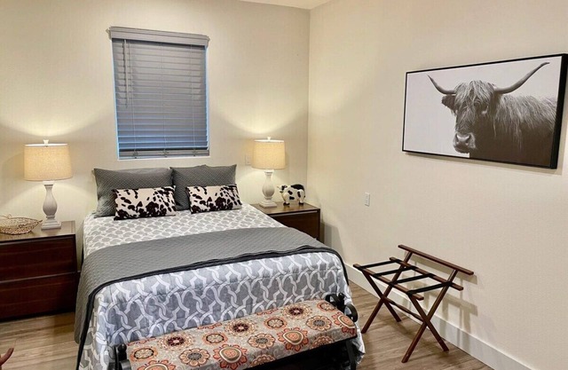 Private HOT TUB/BBQ/Sleeps 2/Crazy Cow