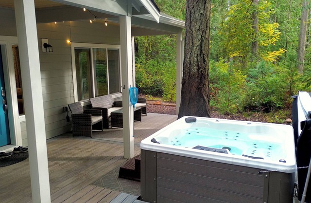 Private Hot Tub | Brand New! Walk to beach
