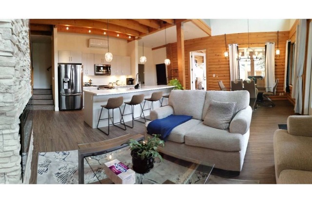 Private hot tub cabin near Big White sleeps 12