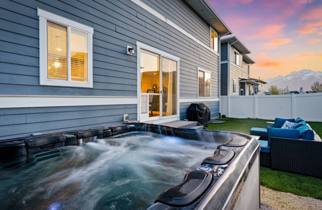 Private Hot Tub-Central Location