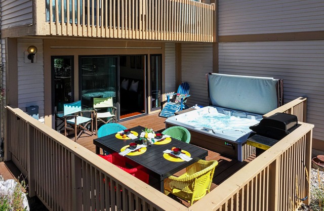 Private Hot Tub, Close to Ski, Next to Recreational Center